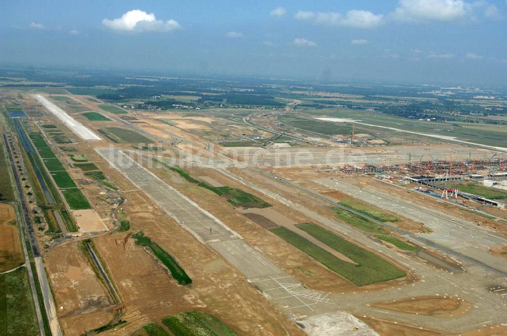 Luftaufnahme Schönefeld - Blick auf die Baustelle der neuen Start- und Landebahn ( SLB ) auf der Großbaustelle Neubau Bahnhof BBI (SXF) am Flughafen Berlin - Schönefeld