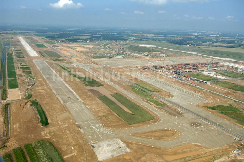 Schönefeld von oben - Blick auf die Baustelle der neuen Start- und Landebahn ( SLB ) auf der Großbaustelle Neubau Bahnhof BBI (SXF) am Flughafen Berlin - Schönefeld