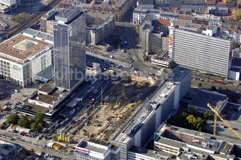 Berlin aus der Vogelperspektive: Blick auf die Baustelle am Park Inn Hotel am Alexanderplatz.