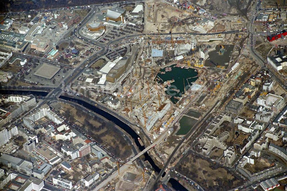 Berlin - TIERGARTEN aus der Vogelperspektive: Blick auf Baustelle am Potsdamer Platz in Berlin-Tiergarten. 1995