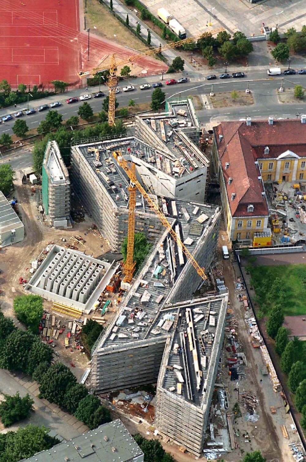 Berlin aus der Vogelperspektive: Blick auf die Baustelle für den Rohbau des Jüdischen Museums Berlin an der Lindenstraße in Kreuzberg