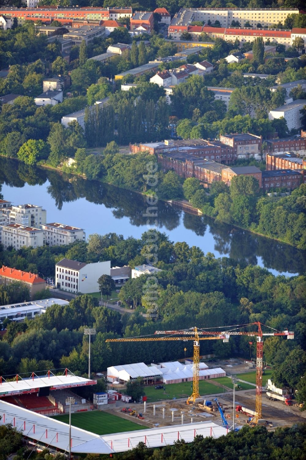 Luftbild Berlin - Blick auf die Baustelle am Stadion An der Alten Försterei in Berlin