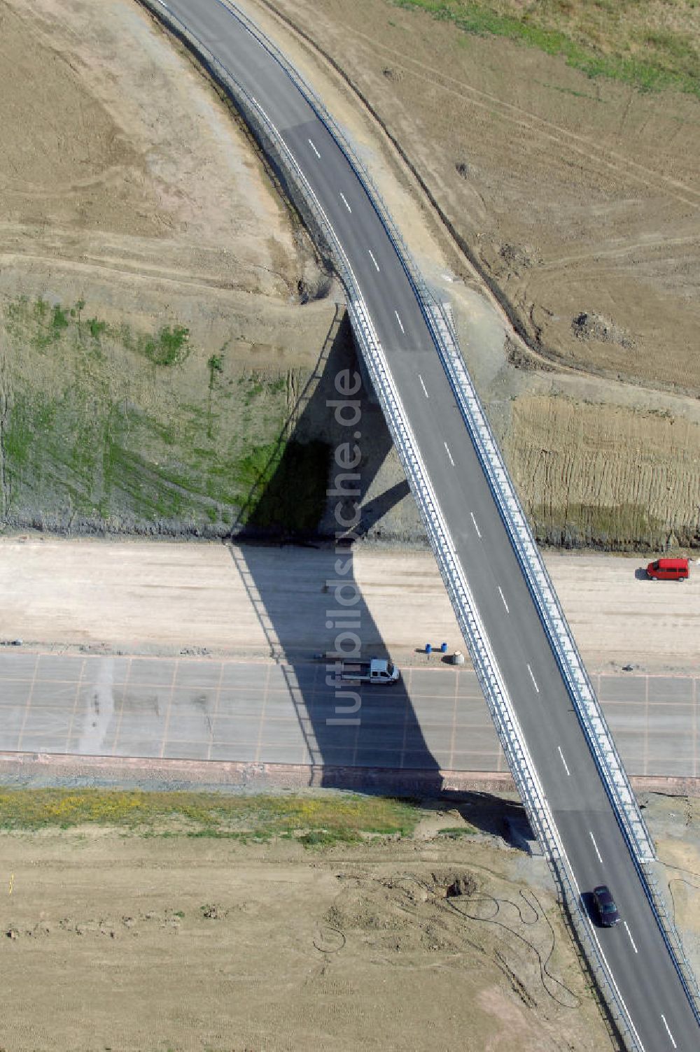 Madelungen aus der Vogelperspektive: Blick auf die Baustelle der Strassenbrücke zwischen Stregda und Madelungen welche über die A4 führt