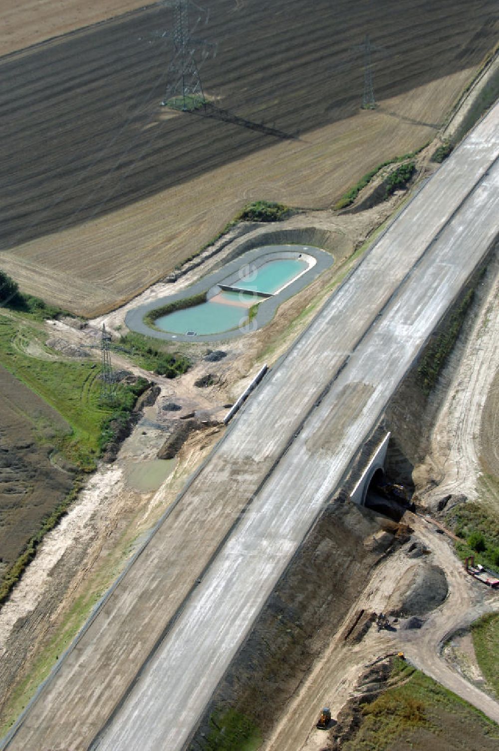 Bauernfeld von oben - Blick auf die Baustelle einer Unterführung der A4 bei Bauernfeld mit Regenrückhaltebecken