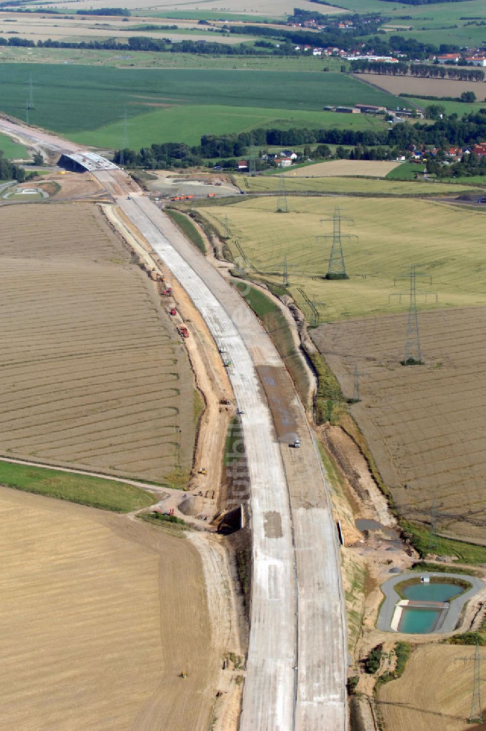 Bauernfeld von oben - Blick auf die Baustelle einer Unterführung der A4 bei Bauernfeld mit Regenrückhaltebecken