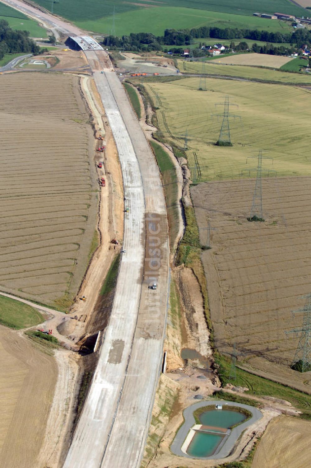 Bauernfeld aus der Vogelperspektive: Blick auf die Baustelle einer Unterführung der A4 bei Bauernfeld mit Regenrückhaltebecken