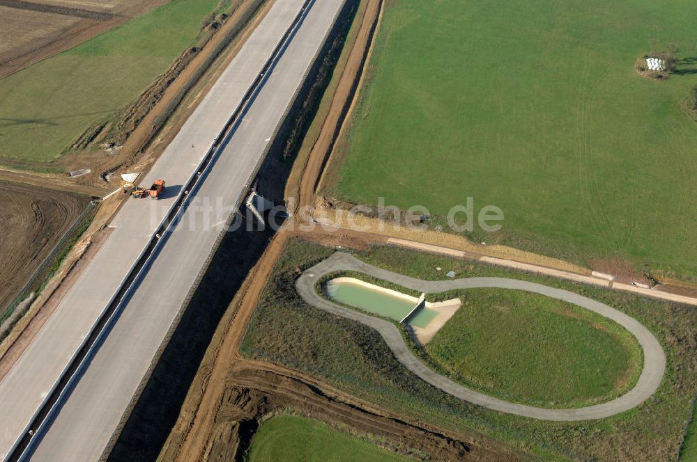 Luftaufnahme Wenigenlupnitz - Blick auf die Baustelle einer Unterführung mit Regenrückhaltebecken der A4 bei Wenigenlupnitz westlich der PWC-Anlage / Rastplatz