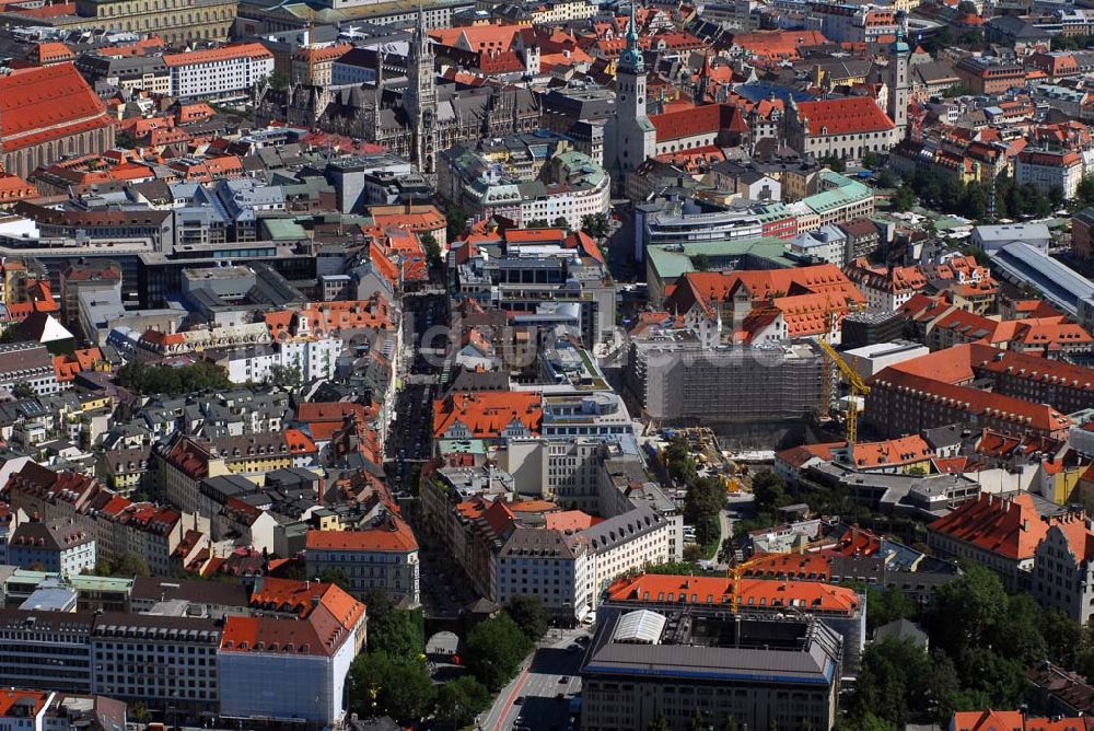 München aus der Vogelperspektive: Blick auf die Baustelle für ein Wohn-, Park- und Geschäftshaus am Münchner Oberanger