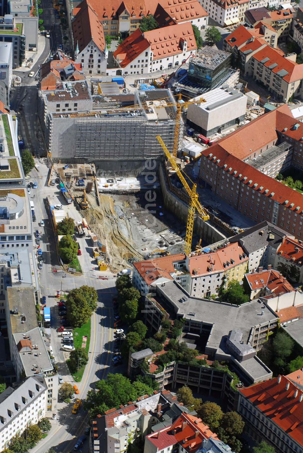 Luftaufnahme München - Blick auf die Baustelle für ein Wohn-, Park- und Geschäftshaus am Münchner Oberanger