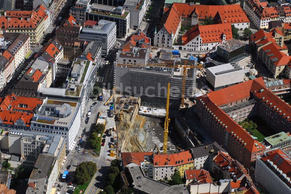 München von oben - Blick auf die Baustelle für ein Wohn-, Park- und Geschäftshaus am Münchner Oberanger