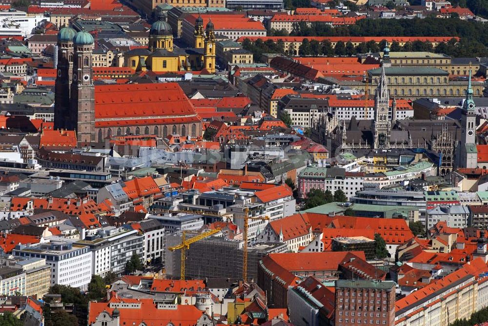 München aus der Vogelperspektive: Blick auf die Baustelle für ein Wohn-, Park- und Geschäftshaus am Münchner Oberanger