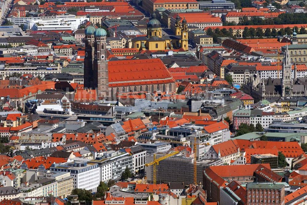 Luftbild München - Blick auf die Baustelle für ein Wohn-, Park- und Geschäftshaus am Münchner Oberanger