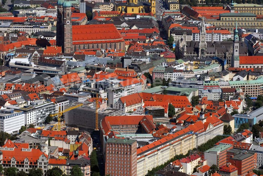 München von oben - Blick auf die Baustelle für ein Wohn-, Park- und Geschäftshaus am Münchner Oberanger