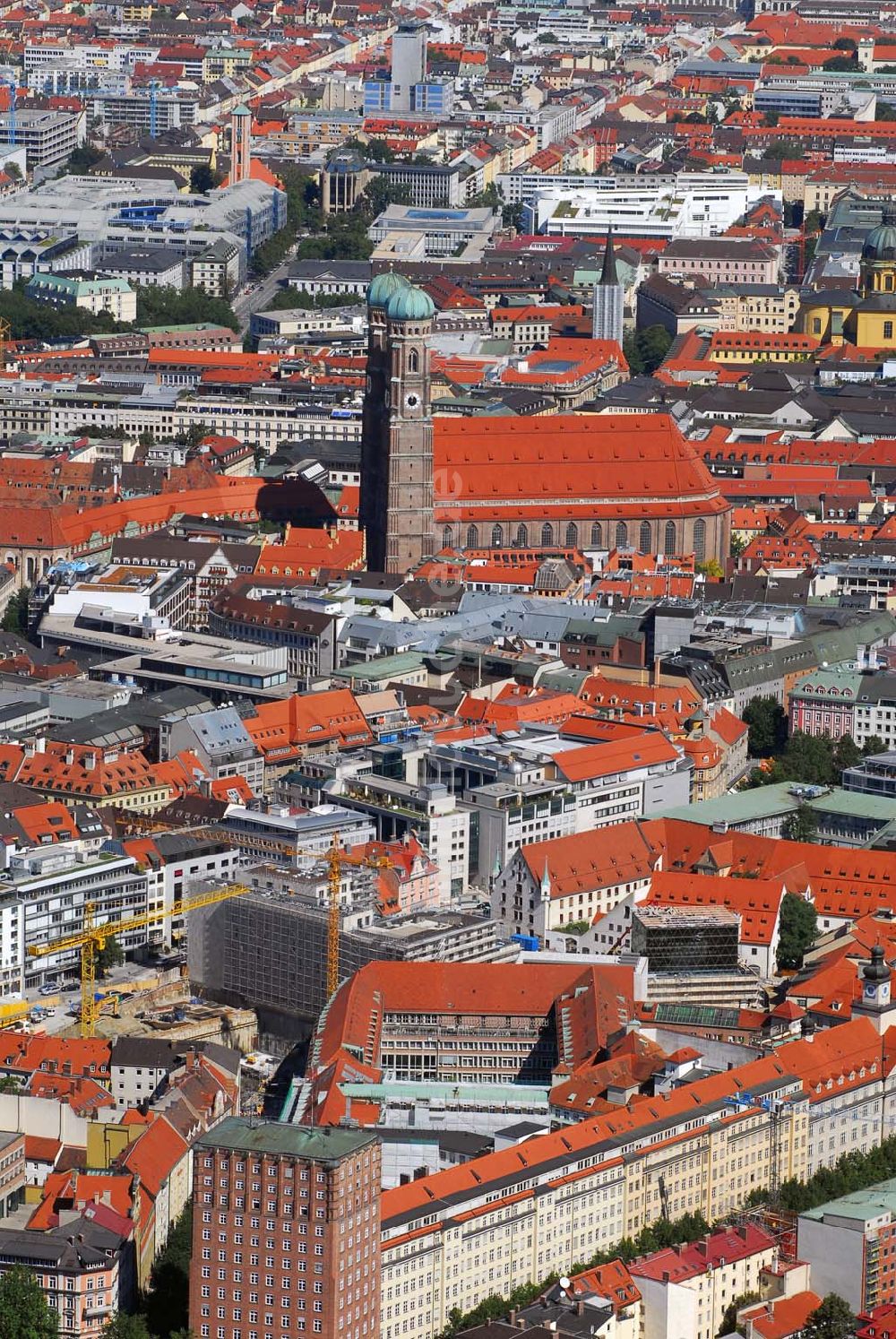 Luftbild München - Blick auf die Baustelle für ein Wohn-, Park- und Geschäftshaus am Münchner Oberanger