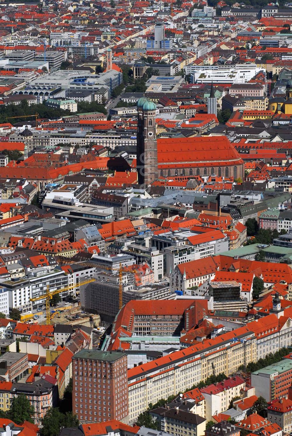 Luftaufnahme München - Blick auf die Baustelle für ein Wohn-, Park- und Geschäftshaus am Münchner Oberanger