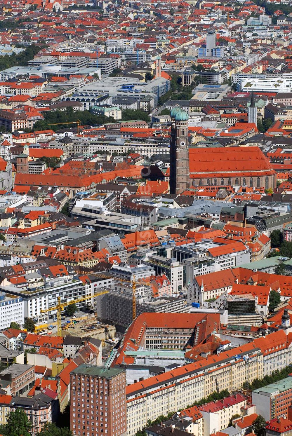 München von oben - Blick auf die Baustelle für ein Wohn-, Park- und Geschäftshaus am Münchner Oberanger