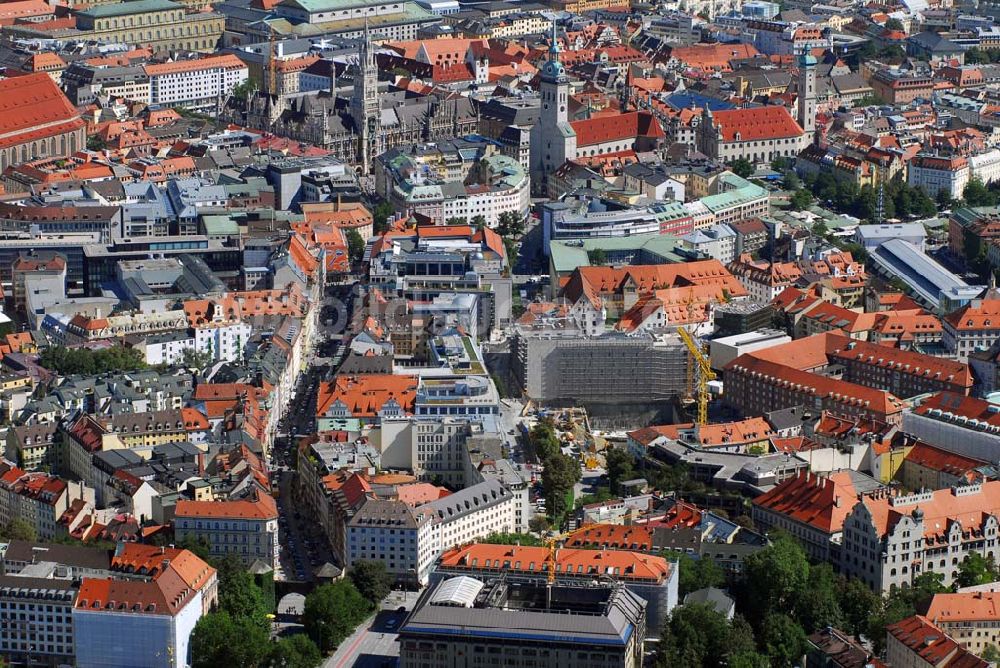 Luftbild München - Blick auf die Baustelle für ein Wohn-, Park- und Geschäftshaus am Münchner Oberanger