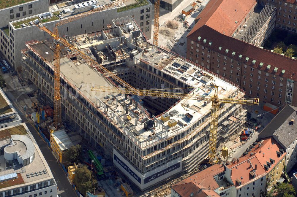 München von oben - Blick auf die Baustelle für ein Wohn-, Park- und Geschäftshaus am Münchner Oberanger