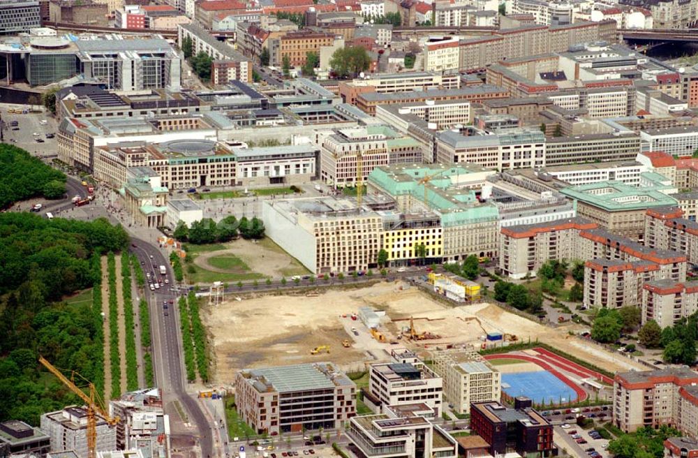 Luftbild Berlin - Blick auf die Baustelle zum Nationalen Holocaustdenkmal an der Wilhelmstraße in Berlin - Mitte auf dem ehemaligen Grenzstreifen