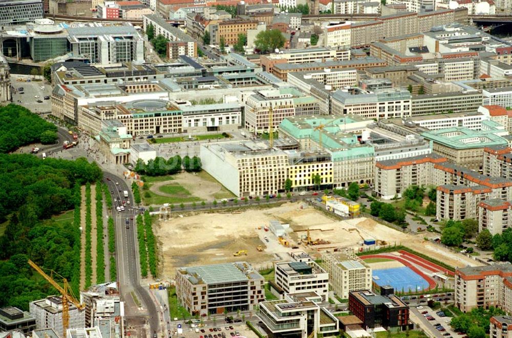 Luftaufnahme Berlin - Blick auf die Baustelle zum Nationalen Holocaustdenkmal an der Wilhelmstraße in Berlin - Mitte auf dem ehemaligen Grenzstreifen