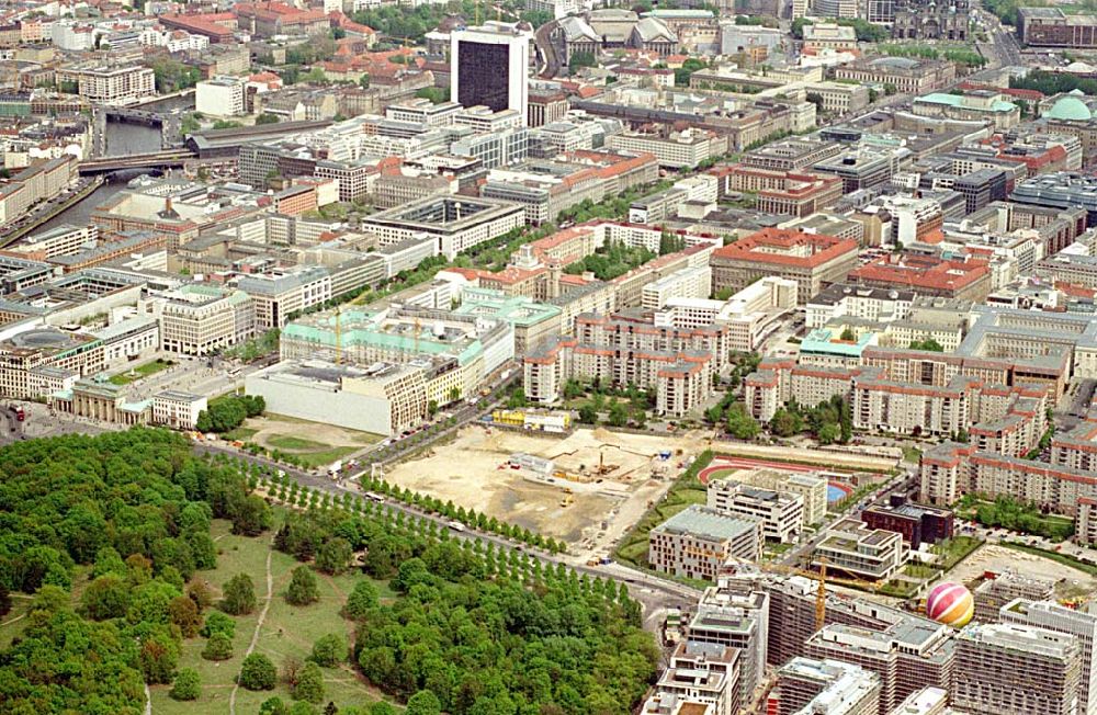 Berlin aus der Vogelperspektive: Blick auf die Baustelle zum Nationalen Holocaustdenkmal an der Wilhelmstraße in Berlin - Mitte auf dem ehemaligen Grenzstreifen