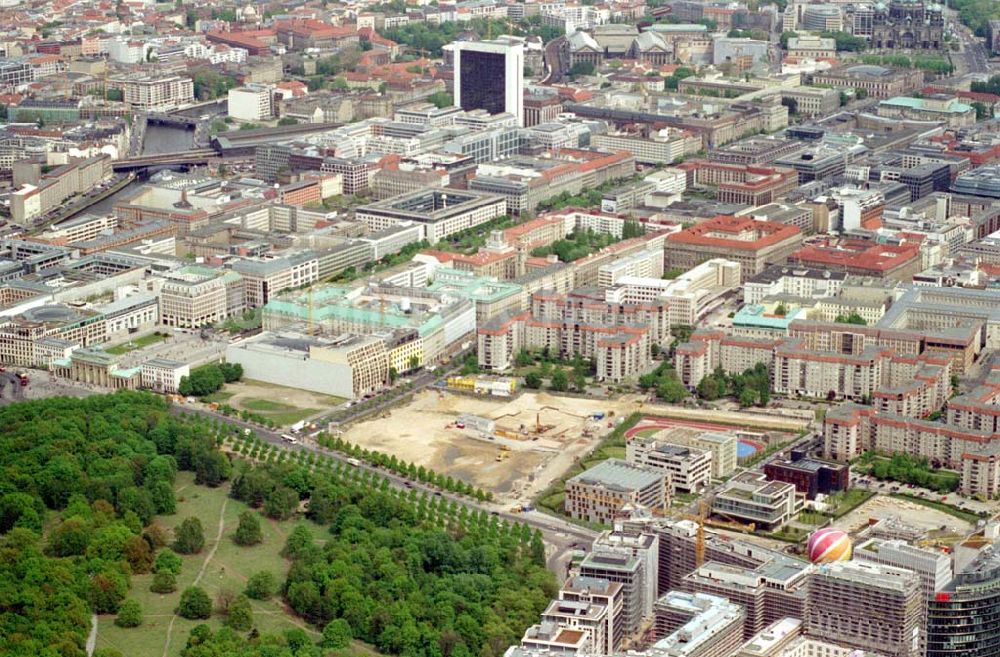 Luftbild Berlin - Blick auf die Baustelle zum Nationalen Holocaustdenkmal an der Wilhelmstraße in Berlin - Mitte auf dem ehemaligen Grenzstreifen