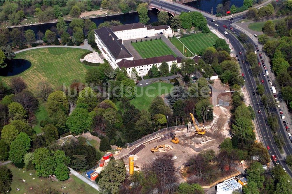 Luftbild Berlin - Blick auf Baustelle zum Neubau des Bundespräsidialamtes am Spreeweg 1 im Berliner Tiergarten