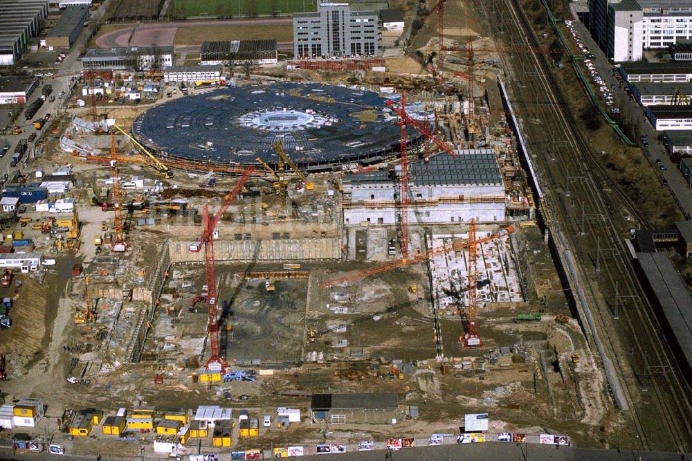 Luftbild - Blick auf die Baustelle zur Errichtung des Velodrom an der Landsberger Allee durch die OSB Sportstättenbauten GmbH