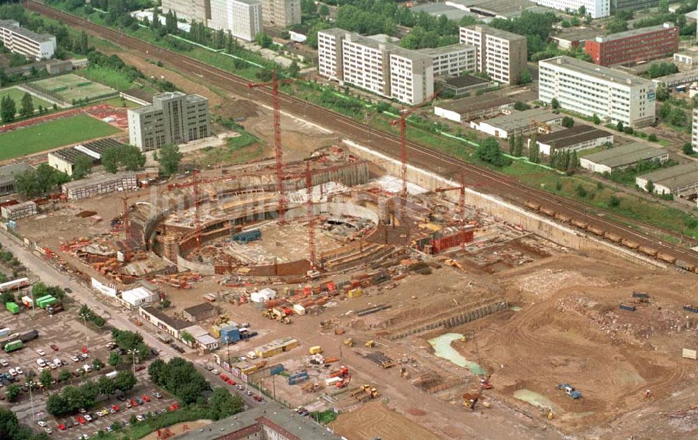 Berlin aus der Vogelperspektive: Blick auf die Baustelle zur Errichtung des Velodrom an der Landsberger Allee durch die OSB Sportstättenbauten GmbH