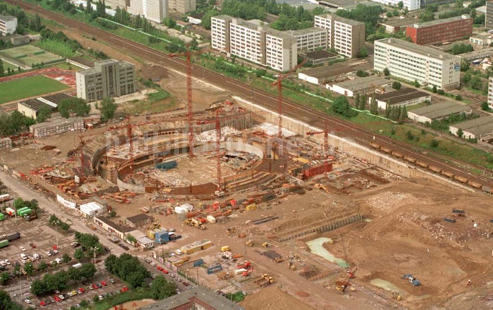 Luftbild Berlin - Blick auf die Baustelle zur Errichtung des Velodrom an der Landsberger Allee durch die OSB Sportstättenbauten GmbH