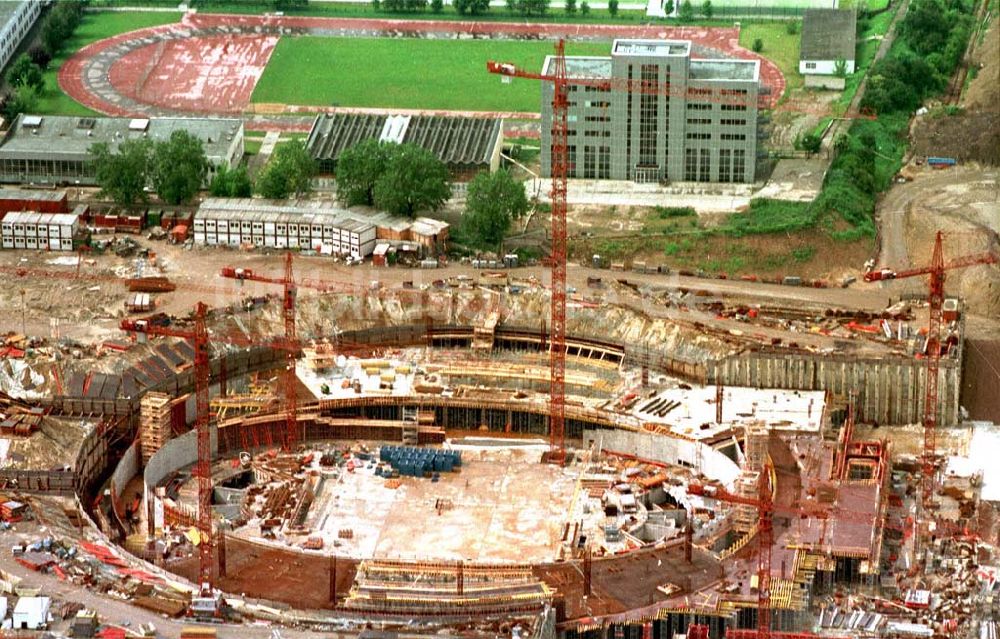 Berlin aus der Vogelperspektive: Blick auf die Baustelle zur Errichtung des Velodrom an der Landsberger Allee durch die OSB Sportstättenbauten GmbH