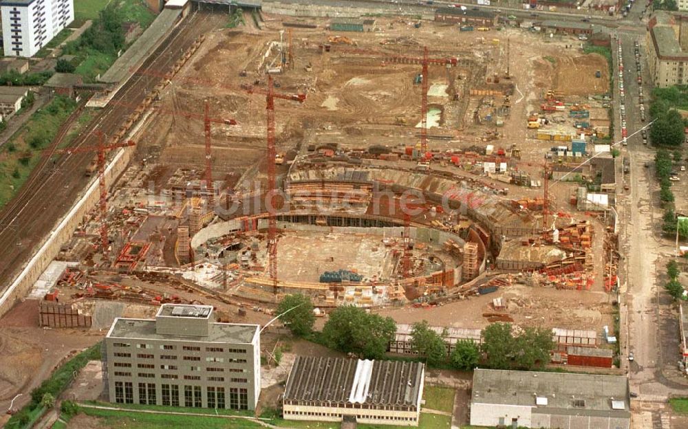 Luftbild Berlin - Blick auf die Baustelle zur Errichtung des Velodrom an der Landsberger Allee durch die OSB Sportstättenbauten GmbH