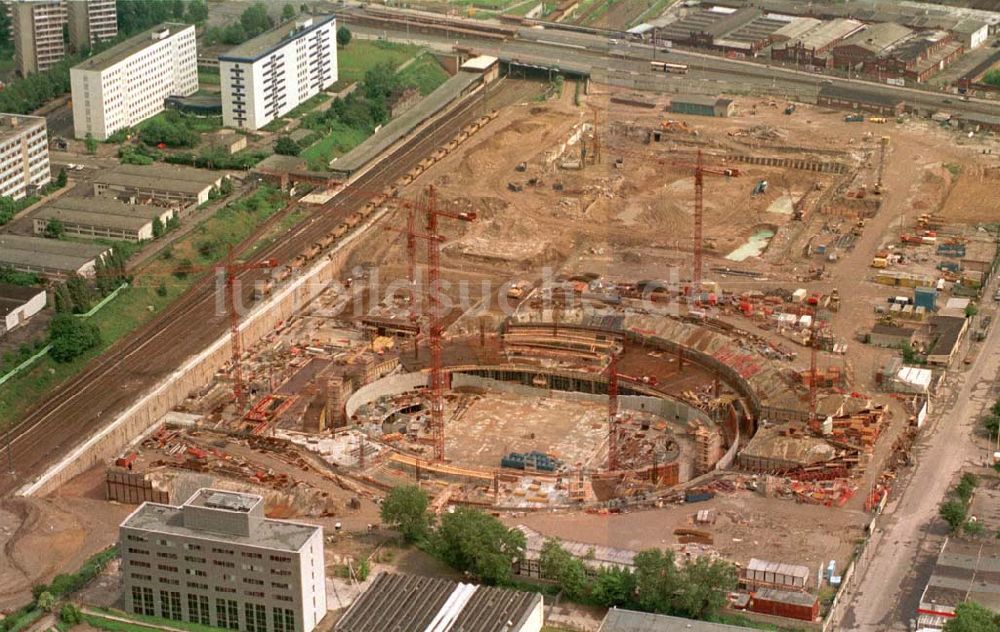 Luftaufnahme Berlin - Blick auf die Baustelle zur Errichtung des Velodrom an der Landsberger Allee durch die OSB Sportstättenbauten GmbH