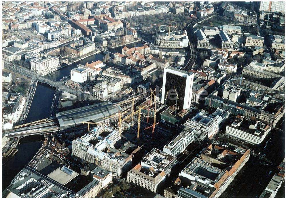 Berlin - Mitte von oben - Blick auf die Baustellen am Bahnhof Friedrichstraße in Berlin - Mitte.