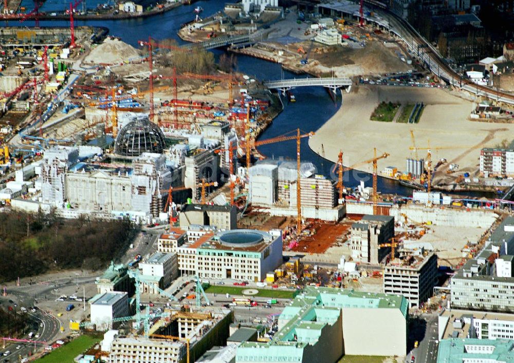 Luftbild Berlin - Blick auf Baustellen und Brachflächen am Brandenburger Tor am Pariser Platz Unter den Linden in Berlin