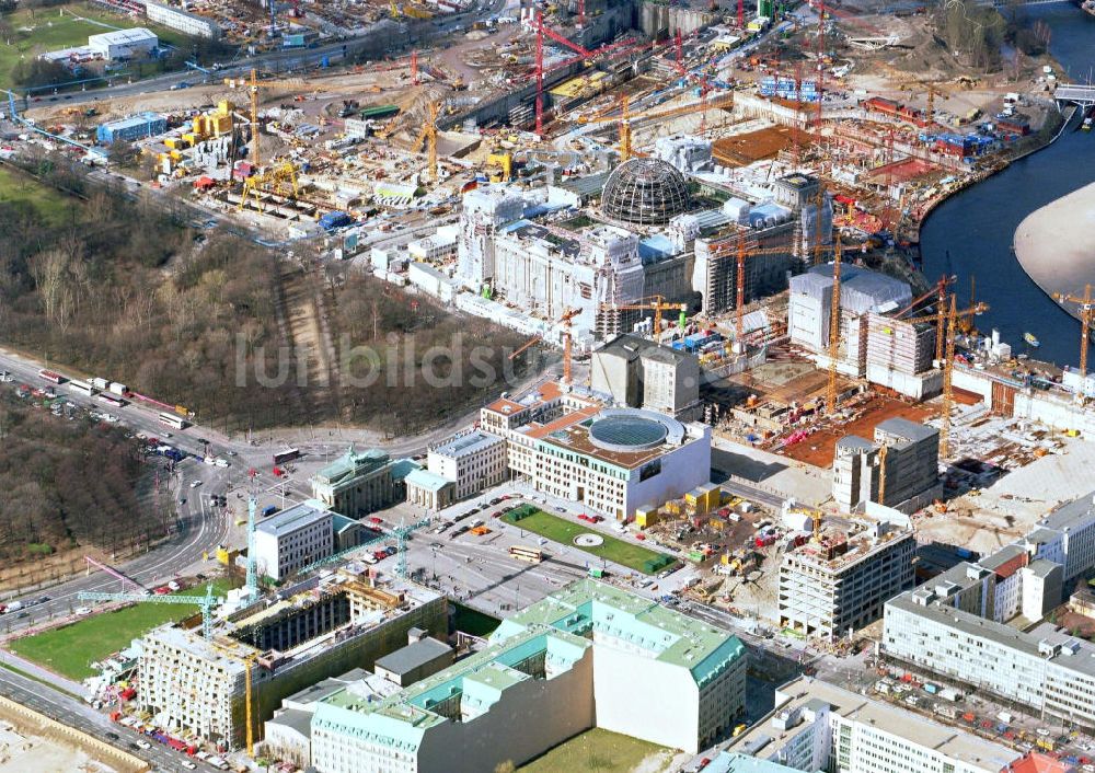 Luftaufnahme Berlin - Blick auf Baustellen und Brachflächen am Brandenburger Tor am Pariser Platz Unter den Linden in Berlin