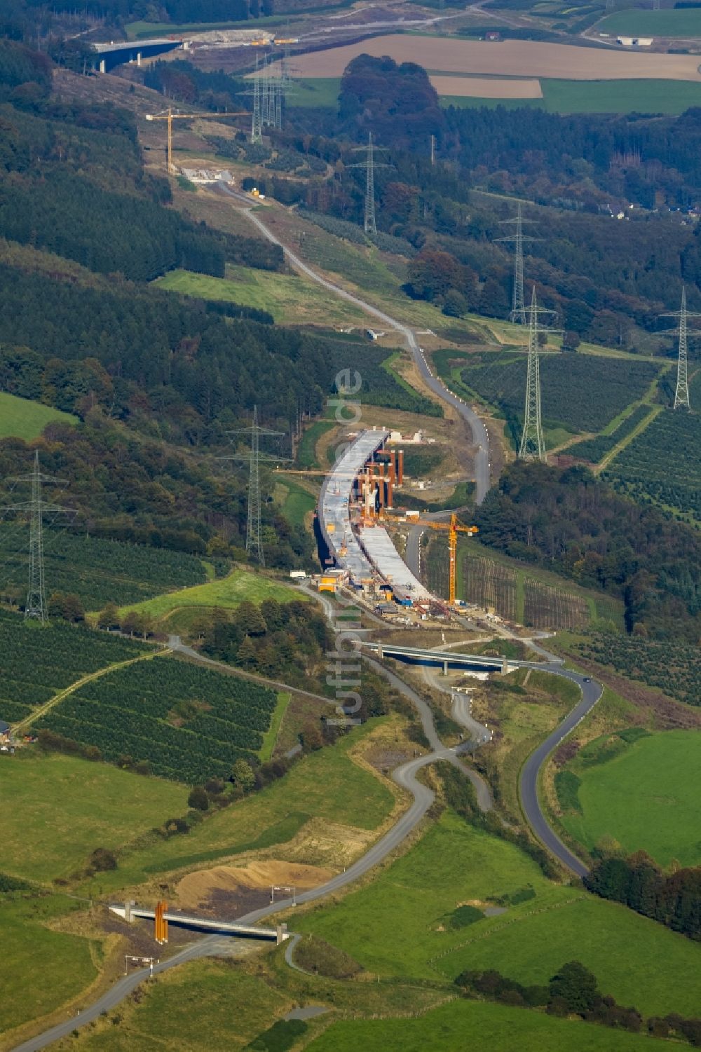 Bestwig aus der Vogelperspektive: Blick auf Baustellen und Brückenneubauten an der Autobahnerweiterung der A44 bei Bestwig im Bundesland Nordrhein-Westfalen