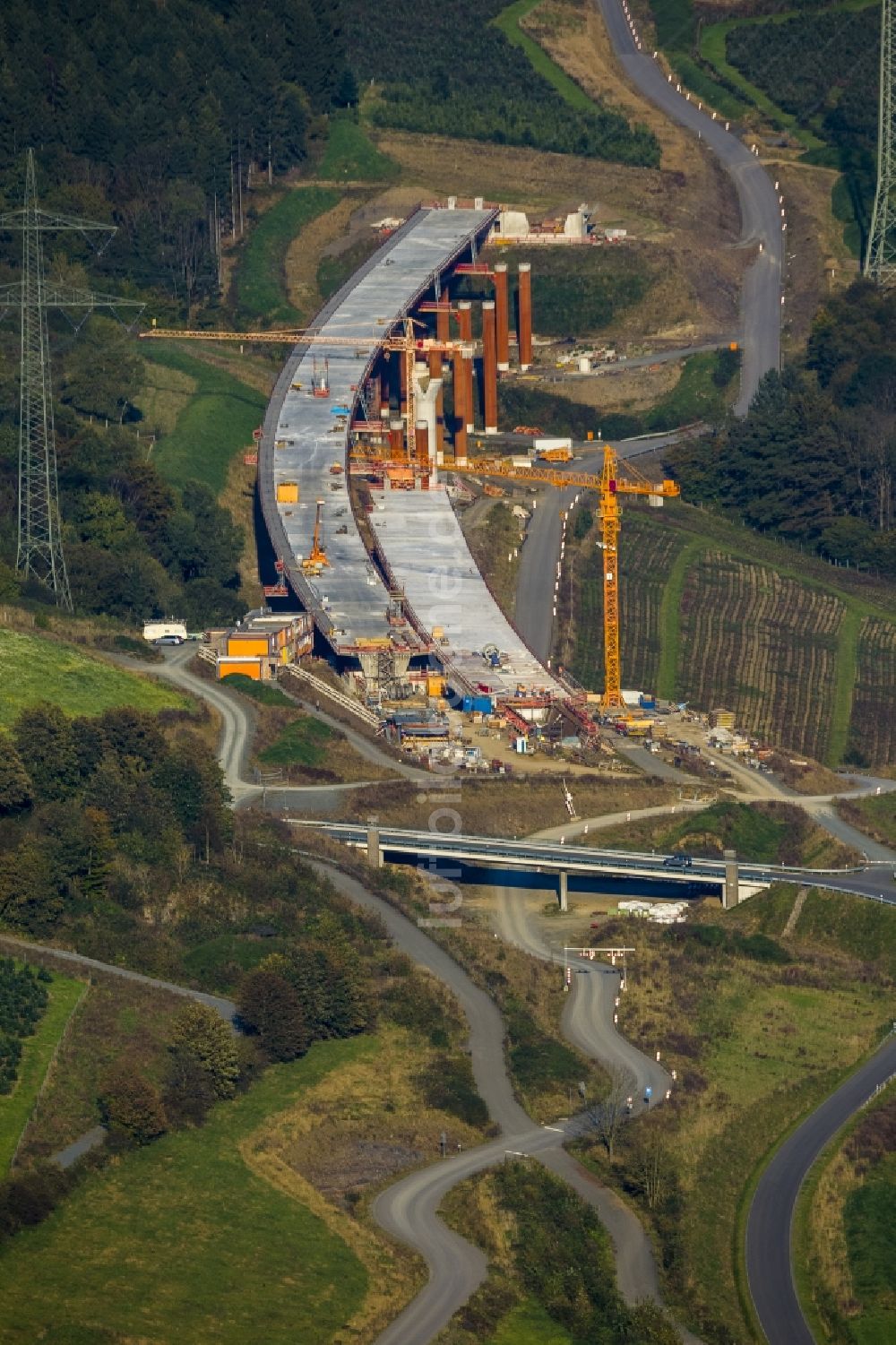 Luftbild Bestwig - Blick auf Baustellen und Brückenneubauten an der Autobahnerweiterung der A44 bei Bestwig im Bundesland Nordrhein-Westfalen