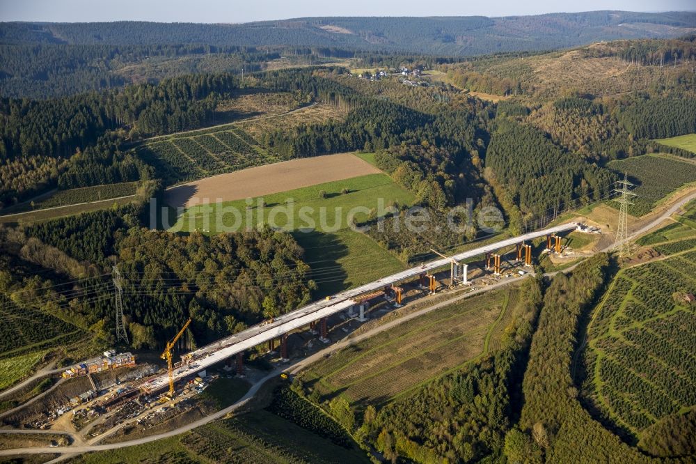 Luftaufnahme Bestwig - Blick auf Baustellen und Brückenneubauten an der Autobahnerweiterung der A44 bei Bestwig im Bundesland Nordrhein-Westfalen