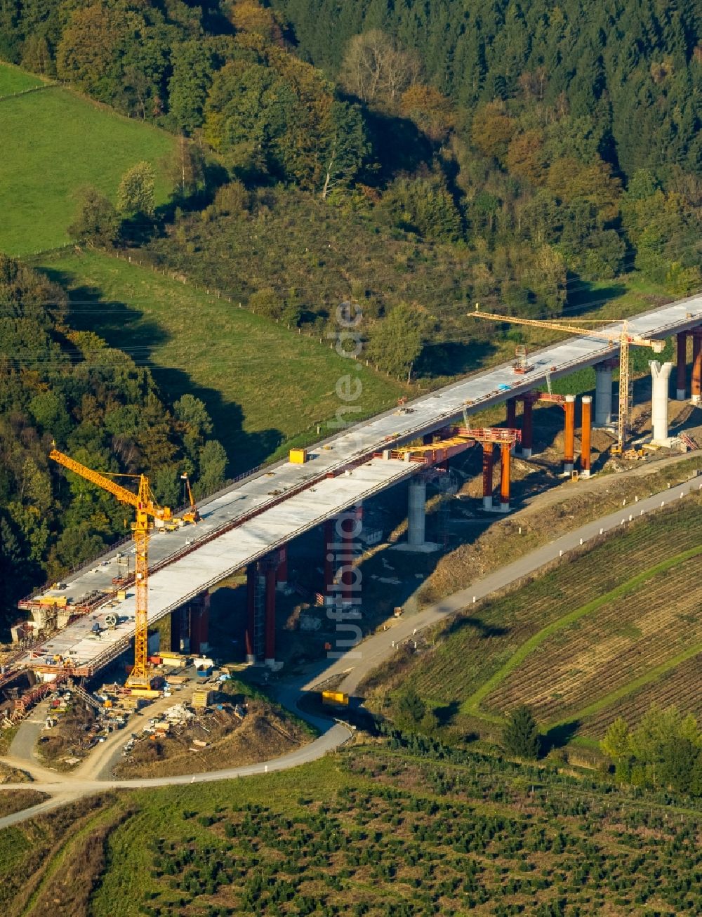 Bestwig von oben - Blick auf Baustellen und Brückenneubauten an der Autobahnerweiterung der A44 bei Bestwig im Bundesland Nordrhein-Westfalen