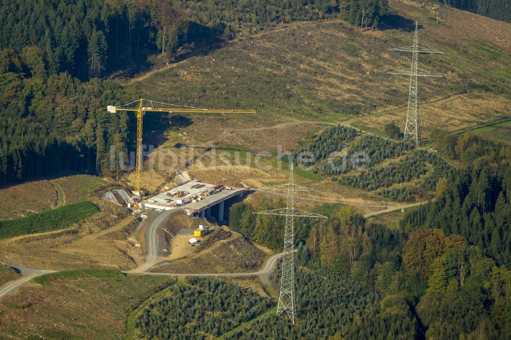 Bestwig aus der Vogelperspektive: Blick auf Baustellen und Brückenneubauten an der Autobahnerweiterung der A44 bei Bestwig im Bundesland Nordrhein-Westfalen