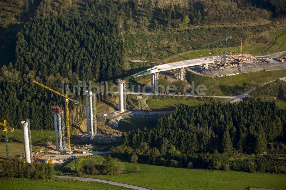 Luftaufnahme Bestwig - Blick auf Baustellen und Brückenneubauten an der Autobahnerweiterung der A44 bei Bestwig im Bundesland Nordrhein-Westfalen