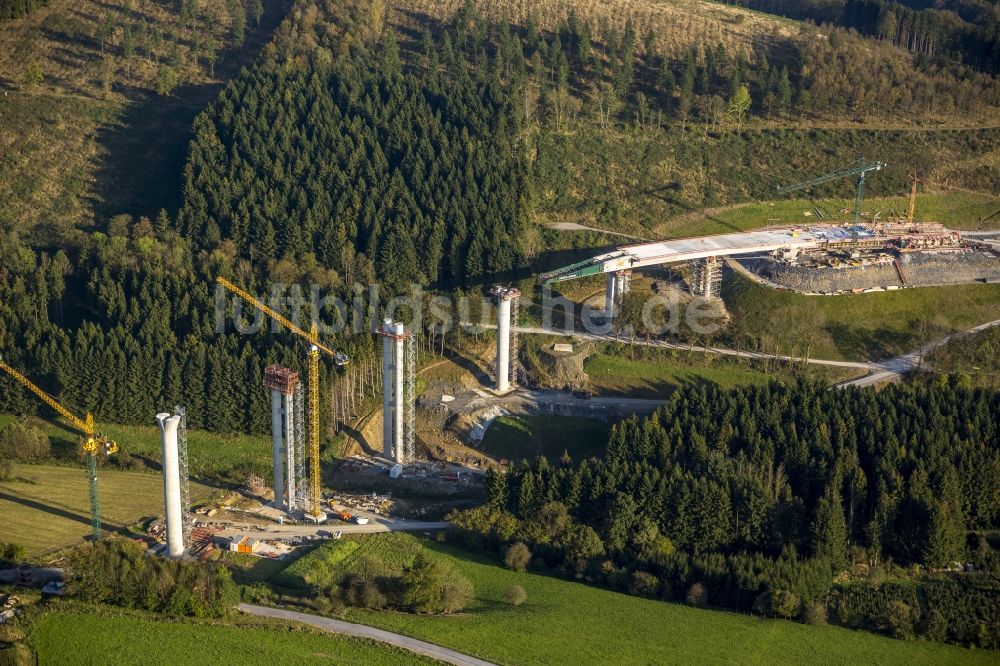 Bestwig von oben - Blick auf Baustellen und Brückenneubauten an der Autobahnerweiterung der A44 bei Bestwig im Bundesland Nordrhein-Westfalen