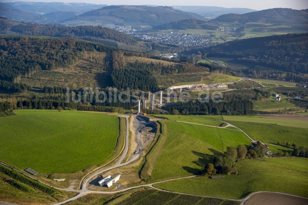 Bestwig aus der Vogelperspektive: Blick auf Baustellen und Brückenneubauten an der Autobahnerweiterung der A44 bei Bestwig im Bundesland Nordrhein-Westfalen