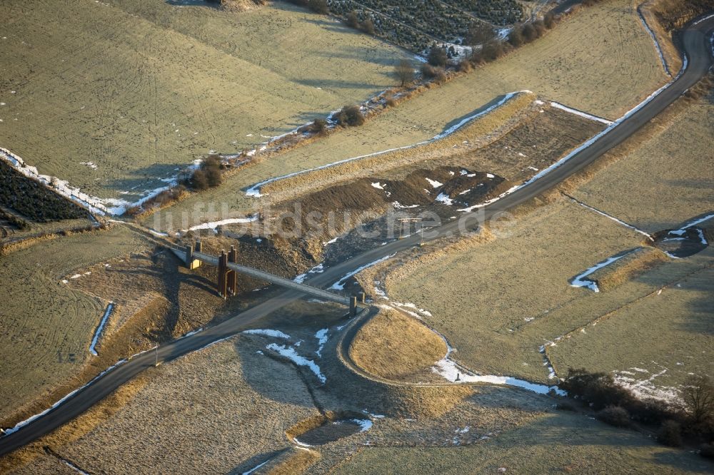 Luftaufnahme Bestwig - Blick auf Baustellen und Brückenneubauten an der Autobahnerweiterung der A44 bei Bestwig im Bundesland Nordrhein-Westfalen