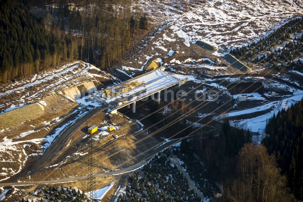 Bestwig von oben - Blick auf Baustellen und Brückenneubauten an der Autobahnerweiterung der A44 bei Bestwig im Bundesland Nordrhein-Westfalen