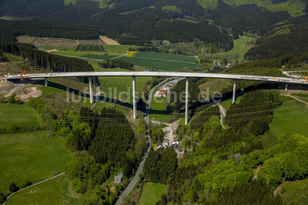 Luftaufnahme Bestwig - Blick auf Baustellen und Brückenneubauten an der Autobahnerweiterung der A44 bei Bestwig im Bundesland Nordrhein-Westfalen