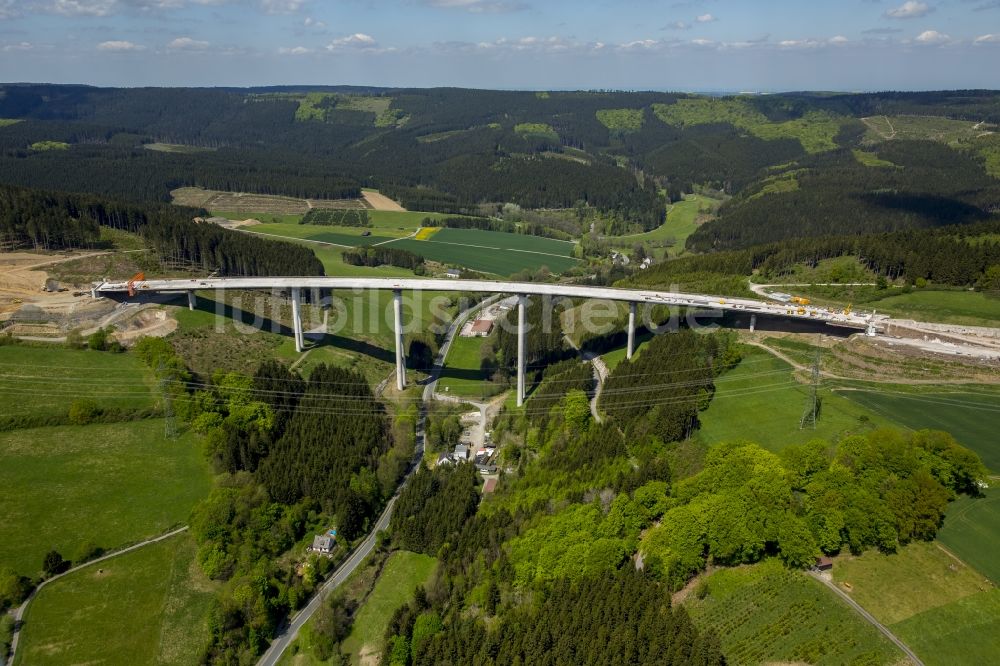 Bestwig von oben - Blick auf Baustellen und Brückenneubauten an der Autobahnerweiterung der A44 bei Bestwig im Bundesland Nordrhein-Westfalen