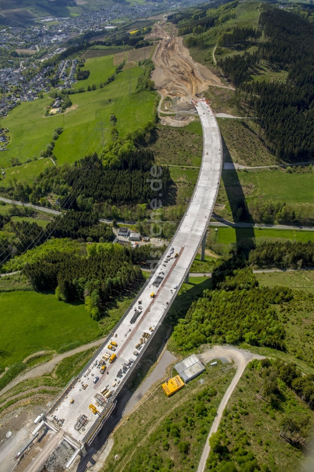 Bestwig aus der Vogelperspektive: Blick auf Baustellen und Brückenneubauten an der Autobahnerweiterung der A44 bei Bestwig im Bundesland Nordrhein-Westfalen