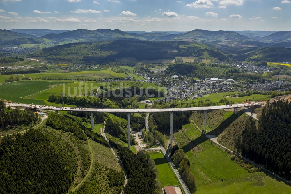 Luftaufnahme Bestwig - Blick auf Baustellen und Brückenneubauten an der Autobahnerweiterung der A44 bei Bestwig im Bundesland Nordrhein-Westfalen